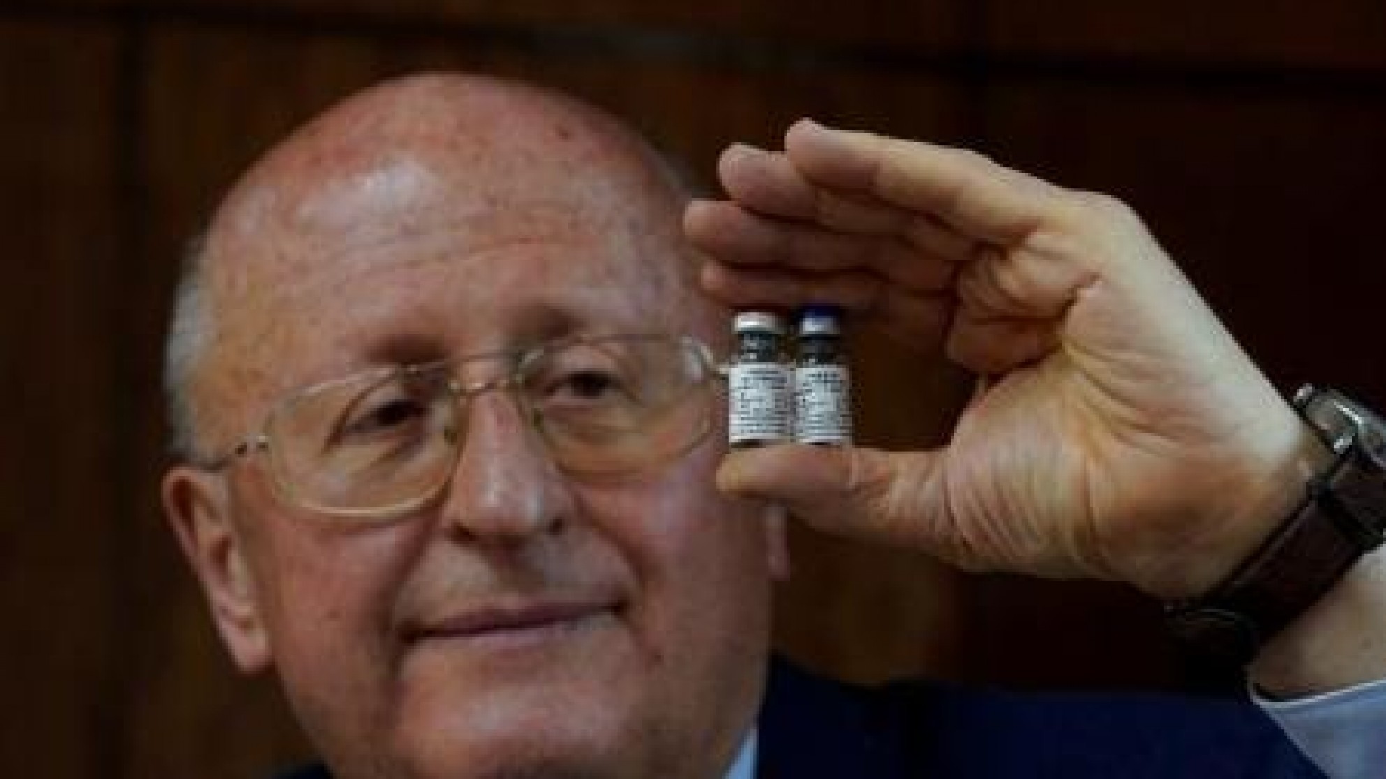 El creador de la Sputnik V asegura que la doble dosis “protege contra todas las variantes conocidas”